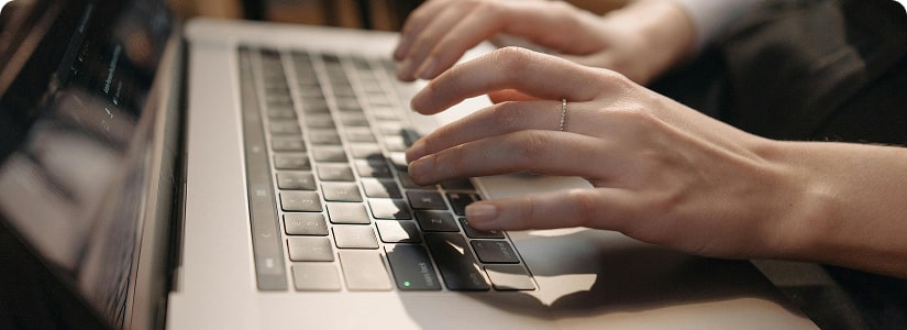 Une personne recherche l'historique des ventes immobilières sur son ordinateur portable