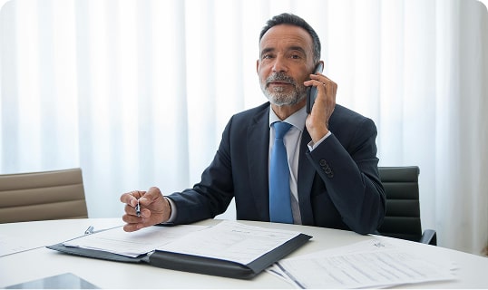 Le gestionnaire du patrimoine foncier d'une grande entreprise en train de passer un appel