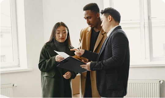 Un professionnel de l'immobilier en rendez-vous avec de potientiels acheteurs