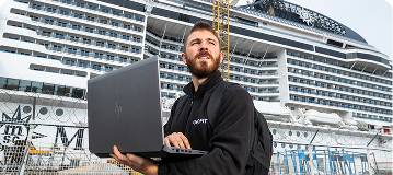 Des gémoètres-experts réalisent des relevés sur un terrain